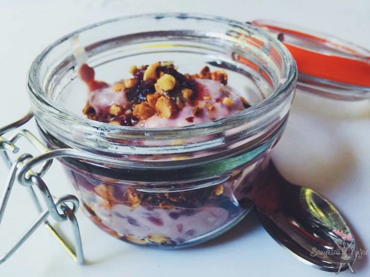 Domaći granola parfe / "Crumble" sa puterastim jabukicama i šargarepom