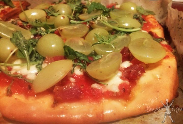 Pizza sa pršutom, rukolom i grožđem